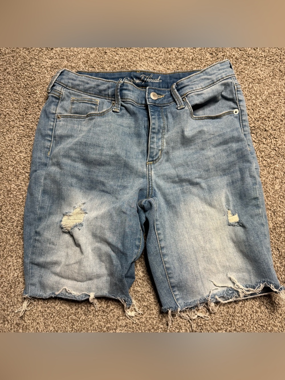 Mid rise Bermuda short